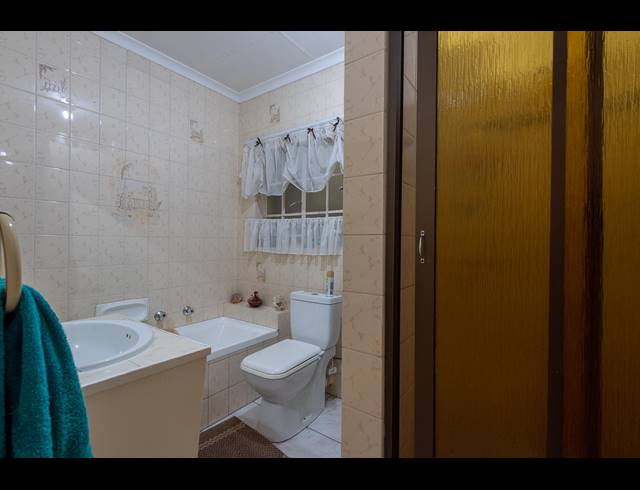 6 BEDROOM FREEHOLD SOLD IN ROSETTENVILLE
